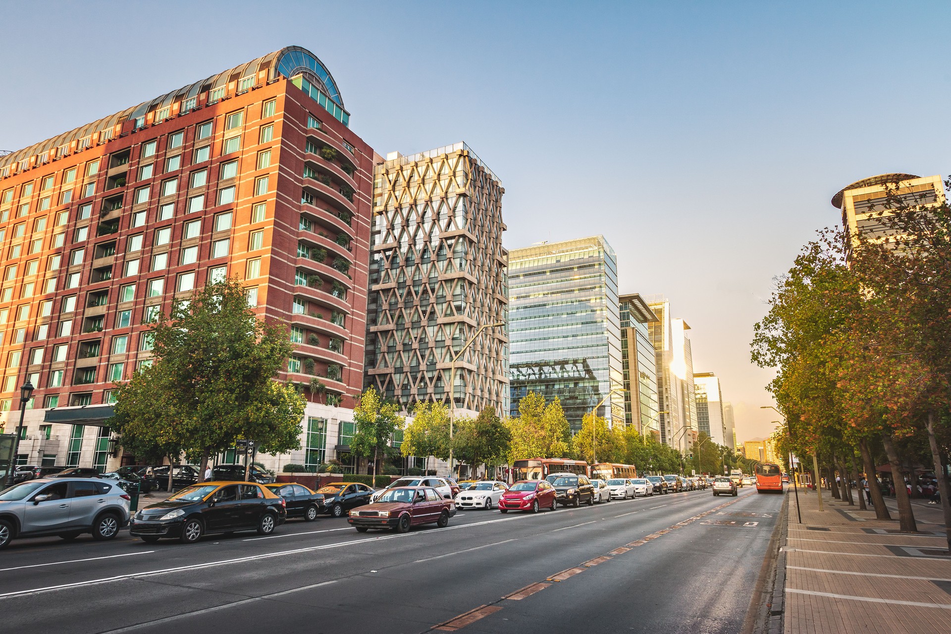 Avenida Apoquindo y modernos edificios del barrio de Las Condes al atardecer - Santiago, Chile